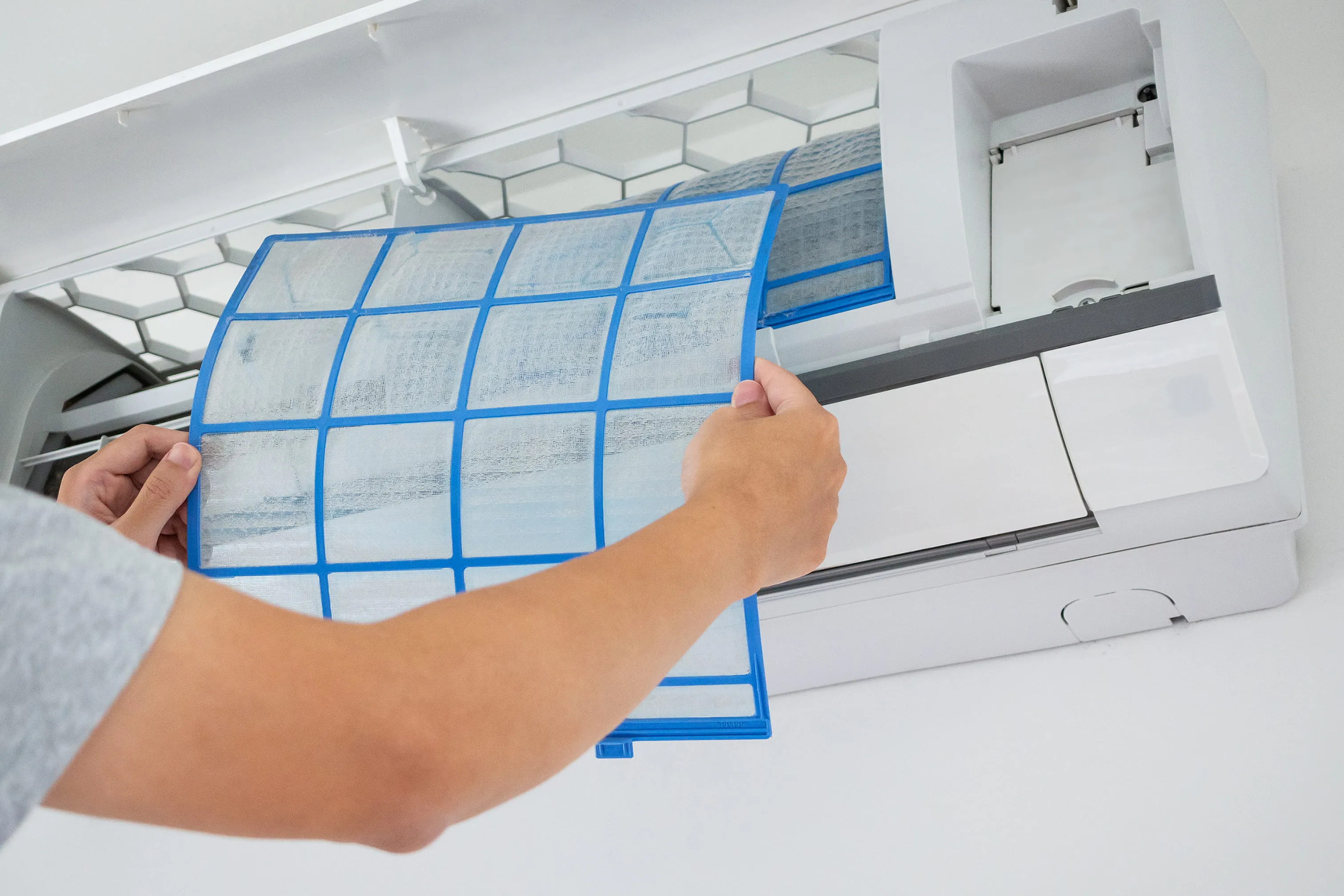 Técnico de ar condicionado realizando manutenção